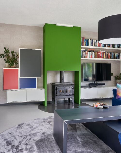 Binnenkijken in een modern kleurrijk huis